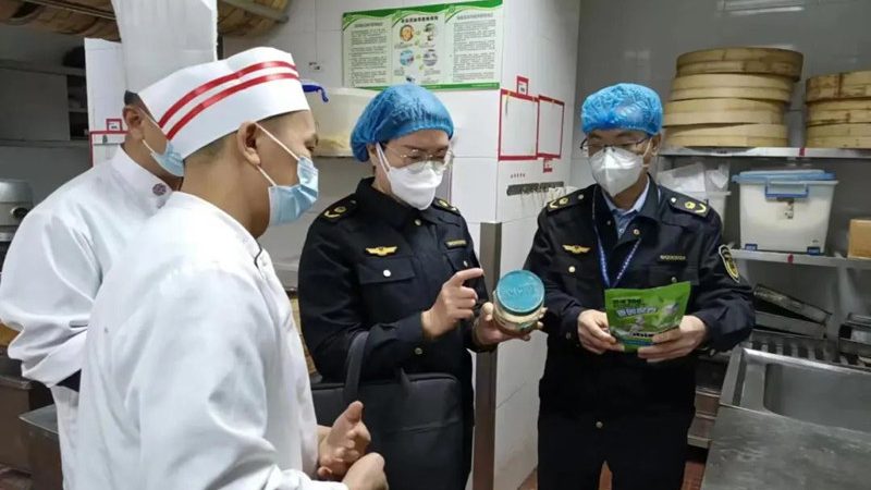 无糖儿童饼干的配料表是判断其是否健康的关键。消费者在选购时，应关注以下几点：