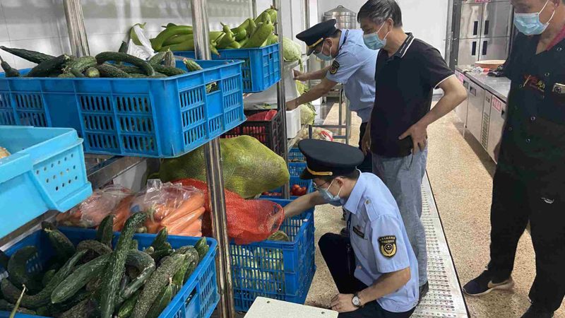 营养成分表是判断零食健康程度的重要依据。以下是一些关键指标：